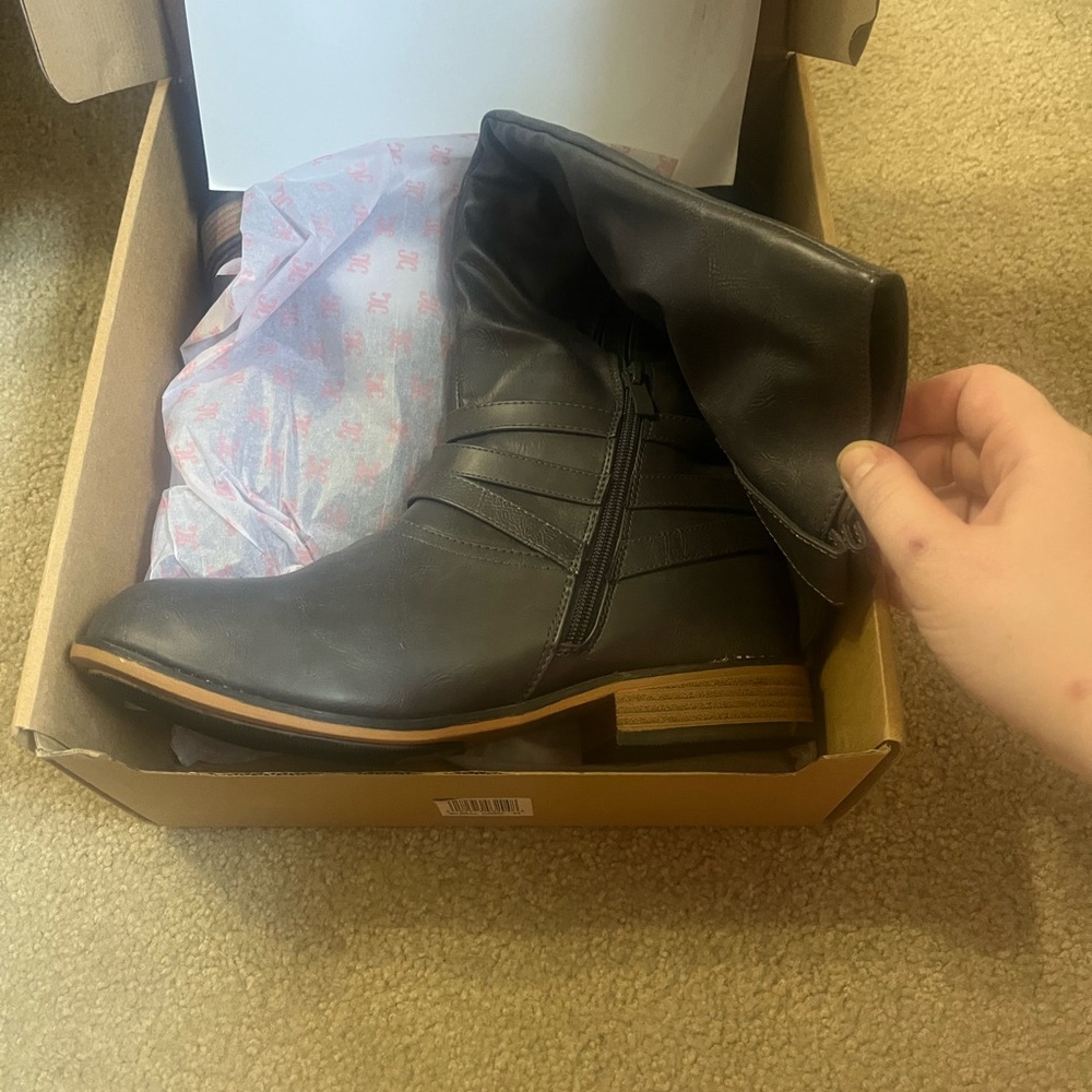 Size 9 under knee gray boot